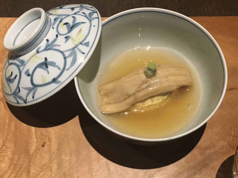界 アンジンの夕食の一品。穴子を添えたけんちん蒸しが出汁とともに盛り付けられた蓋物料理