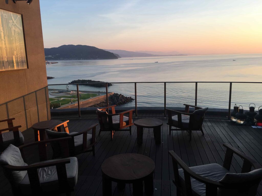 界 アンジンのサンブエナデッキ。海に面したテラス席で、朝日や夕焼けを眺めながら贅沢なひとときを過ごせる。