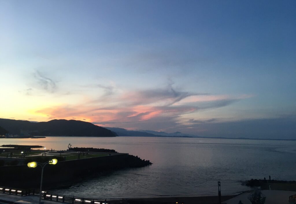 星野リゾート界 アンジンの客室から望む、夕焼けに包まれた伊東の海