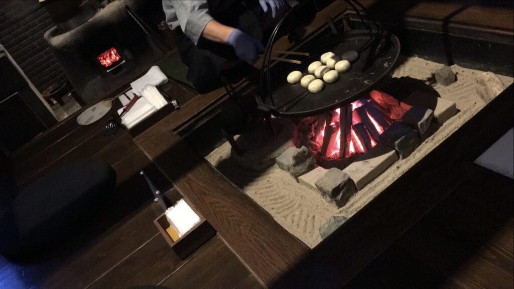 星野リゾート界アルプスで一人旅中に撮影した館内のご当地楽(囲炉裏でおやき)の写真