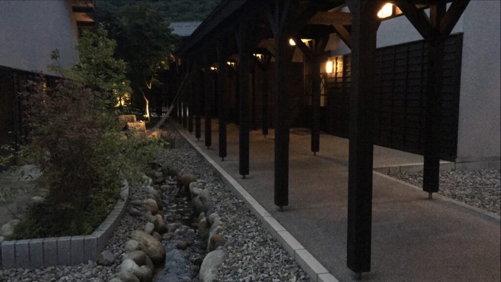 星野リゾート界アルプスで一人旅中に撮影した温泉までの館内の写真