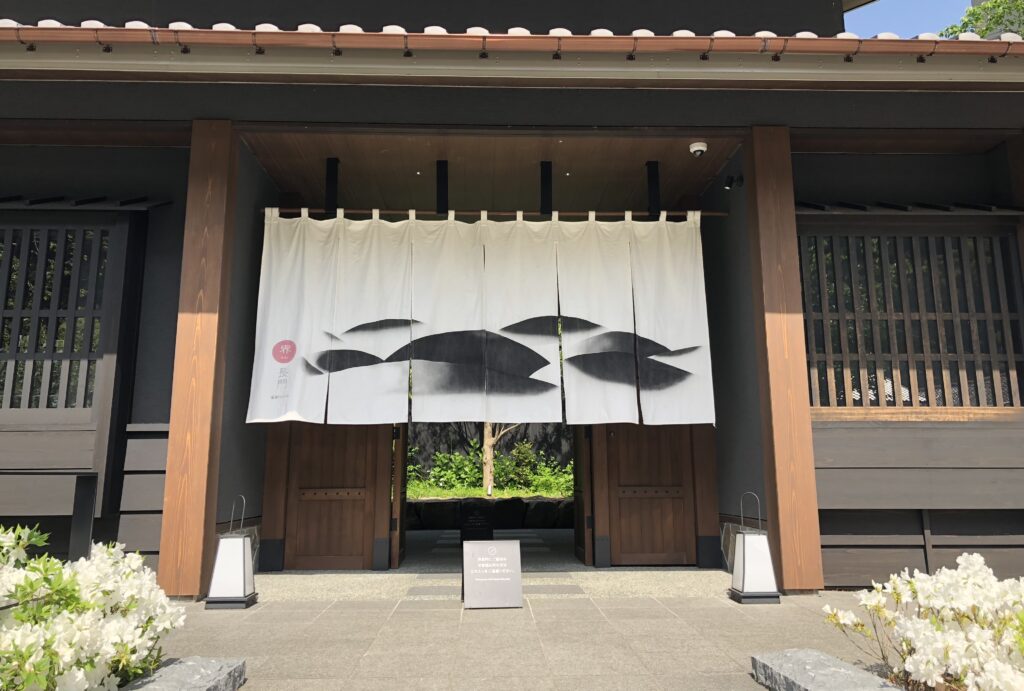 星野リゾート界長門で母との親子旅中に撮影したエントランス、チェックインの写真