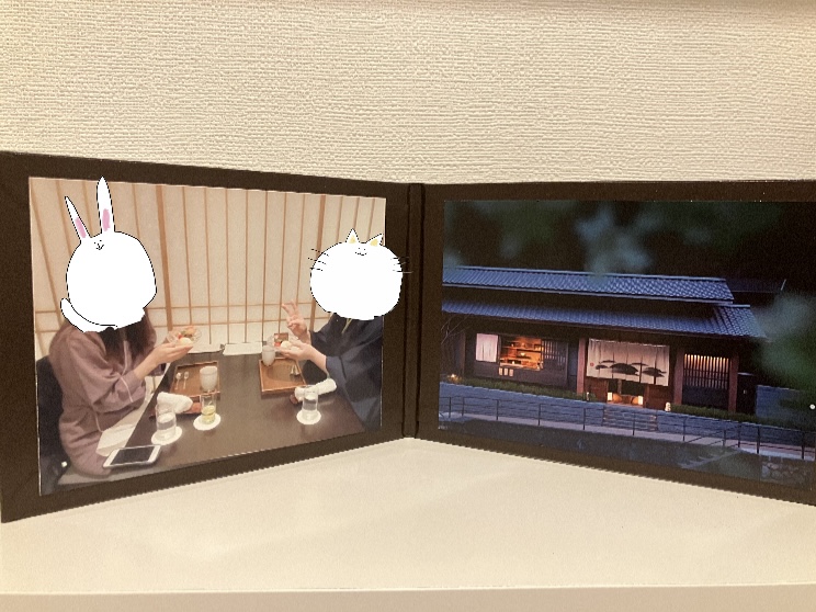 星野リゾート界長門で母との親子旅中にサプライズで母をお祝いした際に、オリジナルアルバムをプレゼントした写真②