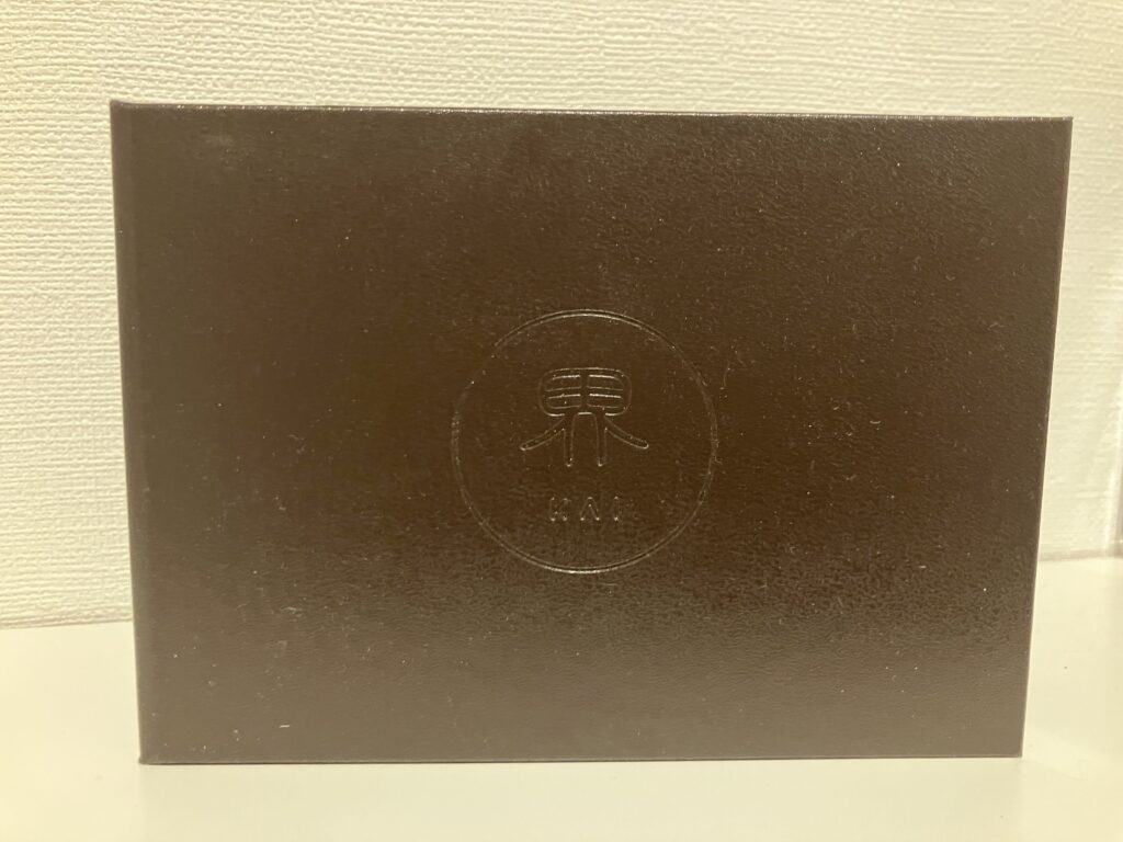 星野リゾート界長門で母との親子旅中にサプライズで母をお祝いした際に、オリジナルアルバムをプレゼントした写真①