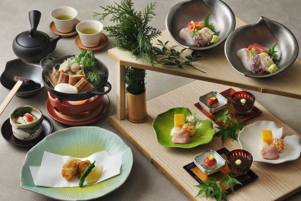界 遠州の夕食『宝楽盛り』。うなぎとふぐを中心に、美しい器に盛りつけられた贅沢な会席料理