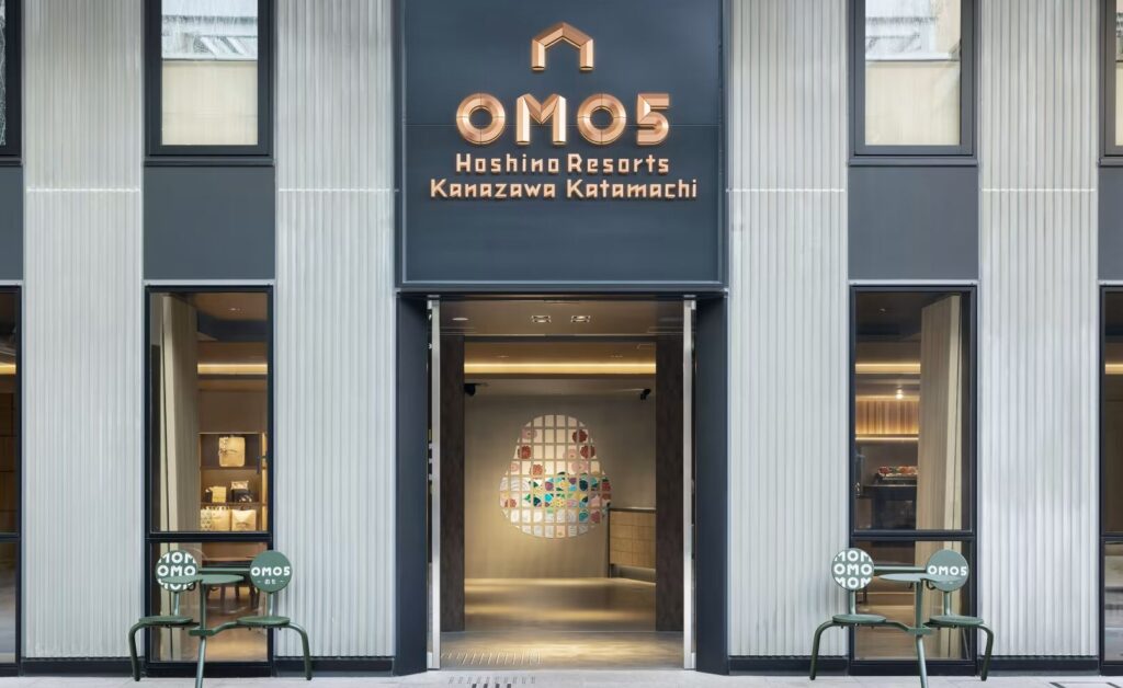 OMO5金沢片町 by 星野リゾートの外観。モダンで高級感あるエントランスが印象的で、まるで海外のブティックホテルのよう。