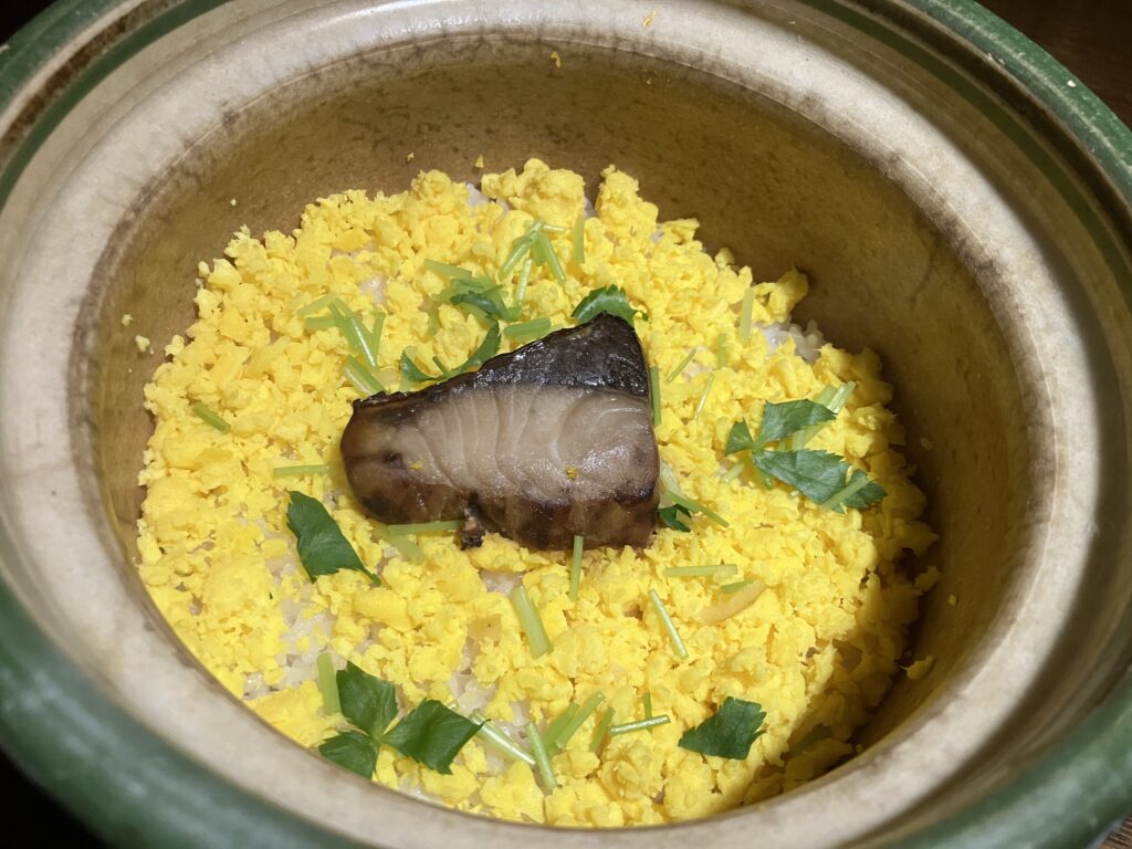 界 加賀の夕食 土鍋ご飯 鰤の幽庵焼きと三つ葉の彩りごはん