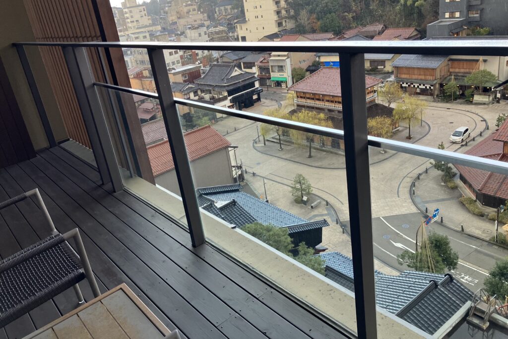 界 加賀の客室ベランダから眺めた古総湯と山代温泉街の景色