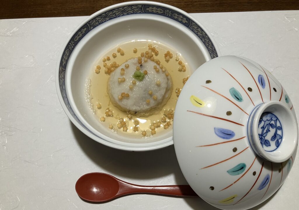 界 加賀の夕食“蟹の養老蒸し” 上品な銀餡とあられが彩る蓋物料理