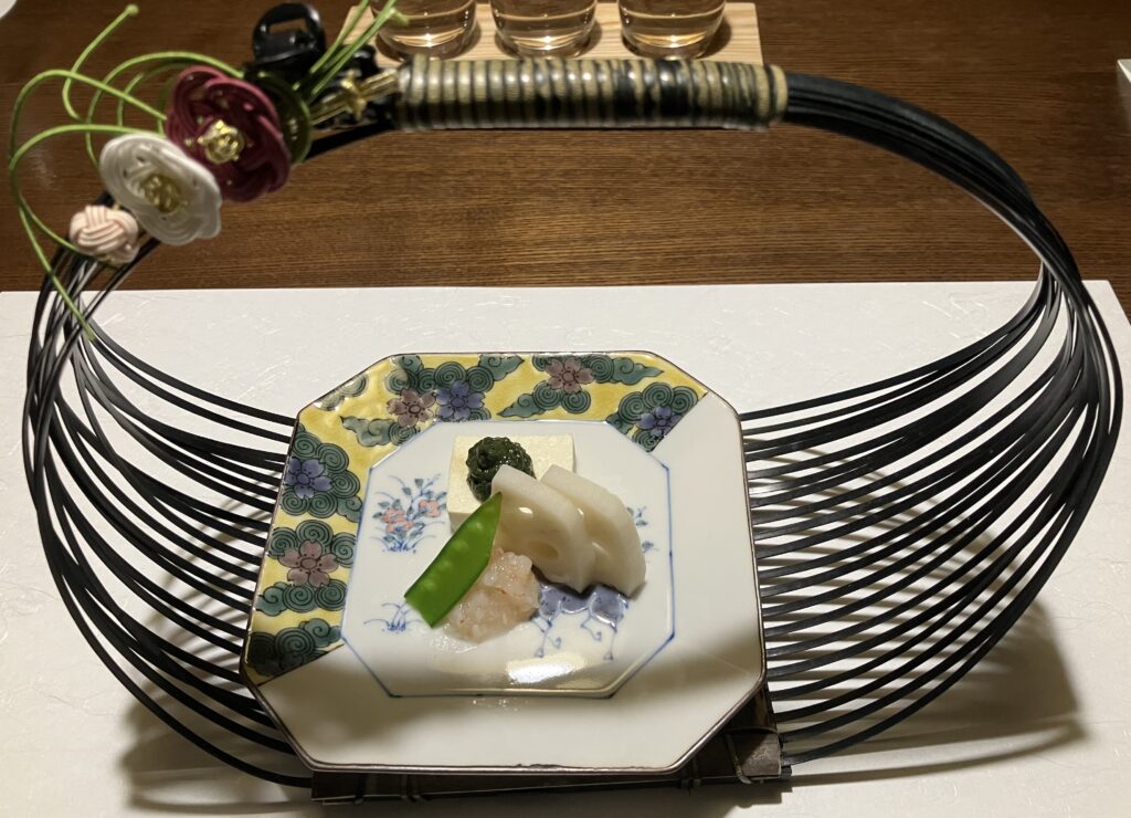 界 加賀の夕食で提供された先付け。加賀水引が添えられ、ギフトのように華やかな盛り付けが印象的な一品