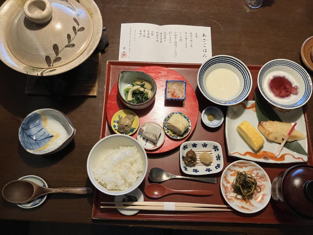 界 加賀の朝食 ご当地食材を活かした和朝食膳と名物いしる鍋