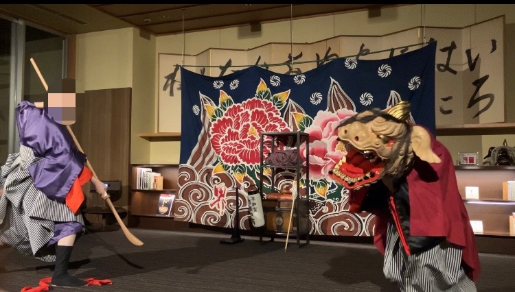 界 加賀のご当地楽『加賀獅子舞 白銀の舞』の公演風景。伝統衣装をまとった演者と迫力ある獅子の舞が披露される館内イベント