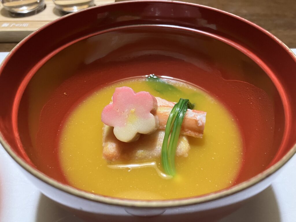界 加賀の夕食で提供された煮物椀。南京のすり流しに浮かぶ大根餅の揚げだしと棒蟹、花麩が添えられた美しい一椀